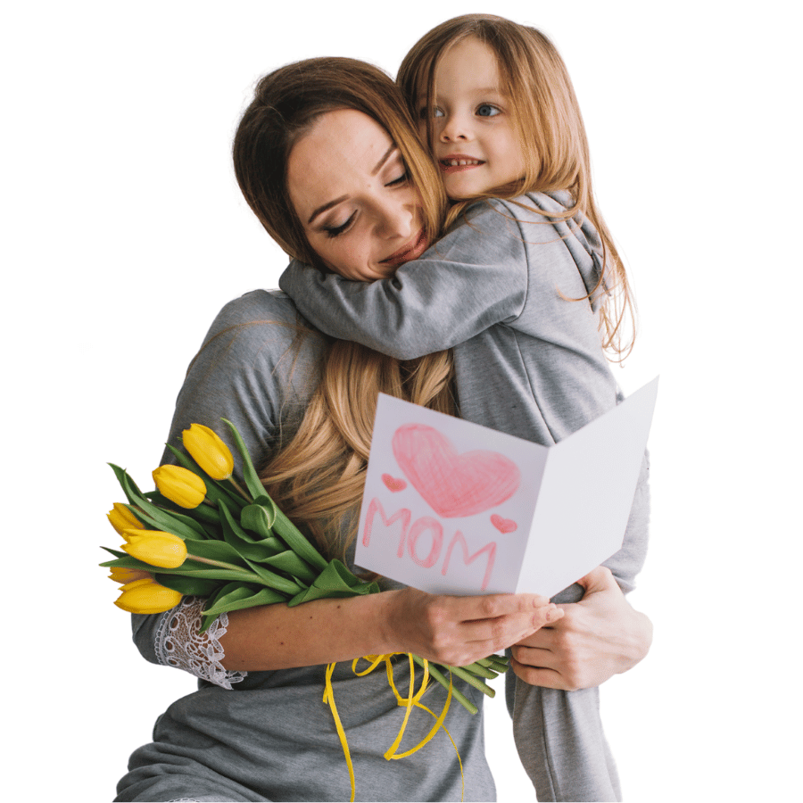 una mamma viene abbracciata dalla figlia mentre legge il biglietto di auguri