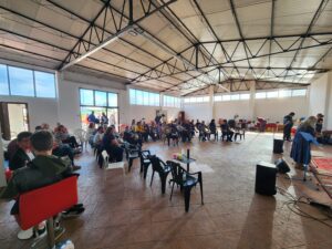 sala piena durante l'evento armonia e benessere