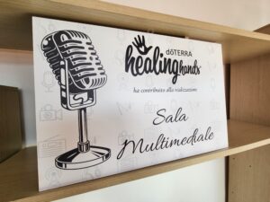targa healing hands sala multimediale